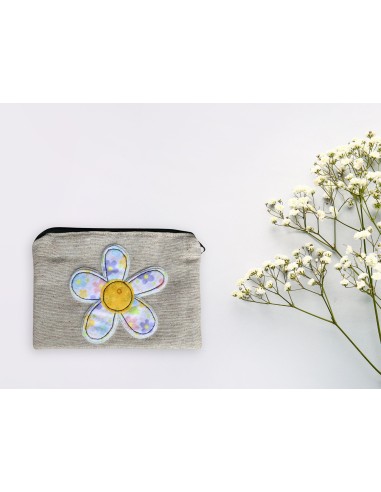 Pochette primaverile con fiore colorato in feltro